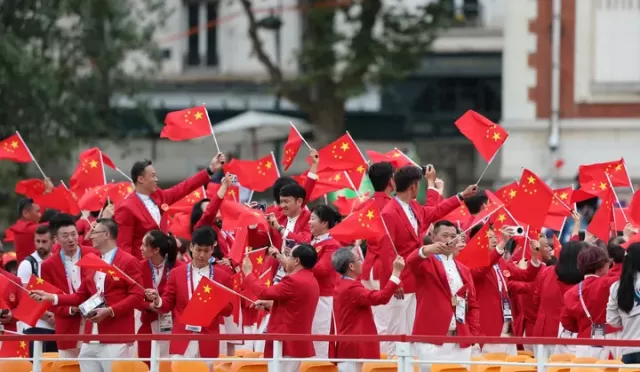 巴黎奥运会正式开幕！高塔献唱，席琳·迪翁的歌声将开幕式推向高潮！中国体育代表团亮相