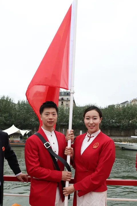 巴黎奥运会正式开幕！高塔献唱，席琳·迪翁的歌声将开幕式推向高潮！中国体育代表团亮相