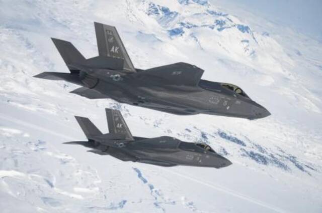 画面曝光！F-35、F-16、F-18伴飞中国轰-6，网友：不知道还以为在护航！