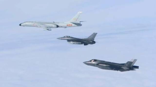 画面曝光！F-35、F-16、F-18伴飞中国轰-6，网友：不知道还以为在护航！