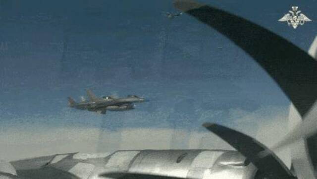 画面曝光！F-35、F-16、F-18伴飞中国轰-6，网友：不知道还以为在护航！