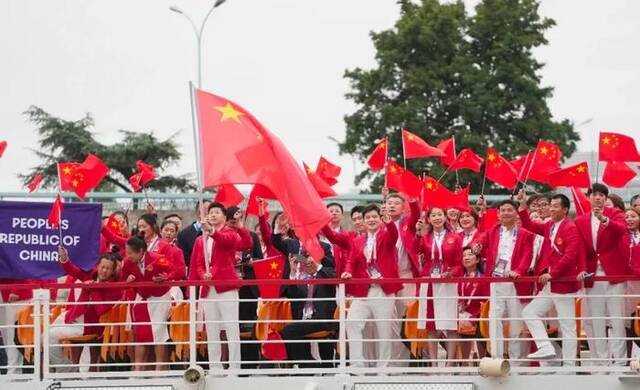 主火炬点燃！马龙挥舞五星红旗！席琳·迪翁亮相…巴黎奥运会这些场面燃爆了