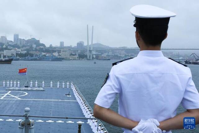 7月26日，中国海军舰艇编队抵达俄罗斯符拉迪沃斯托克参加俄海军成立328周年庆祝活动。新华社发（钟迪倩摄）