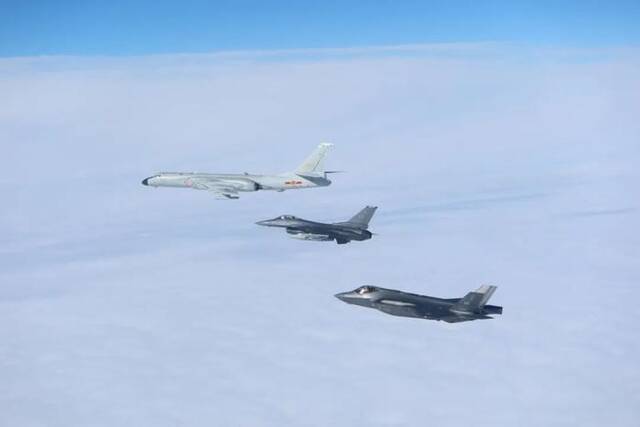 美军发布F-16、F-35A与中国轰炸机伴飞的照片