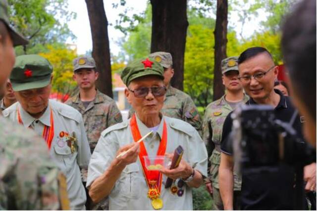 “翻天覆地的变化！” 抗美援朝老兵走进无锡联勤保障中心某部