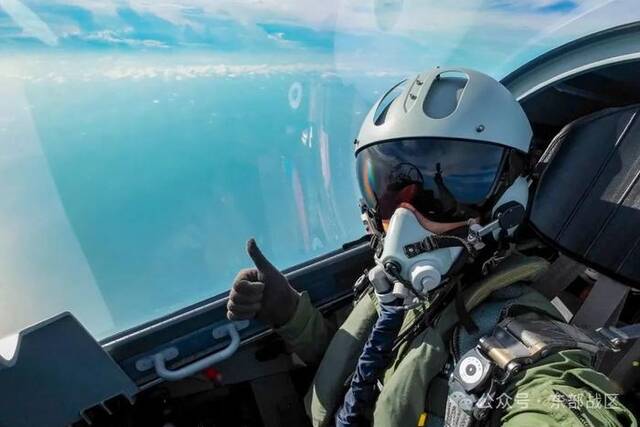 战鹰凌空，砺剑海天