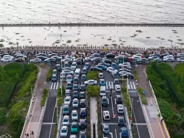 上海临港海边看日出太火：上千辆车挤得无法动弹，有人通宵等候……