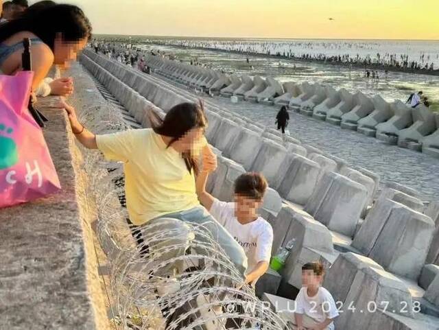 上海临港海边看日出太火：上千辆车挤得无法动弹，有人通宵等候……