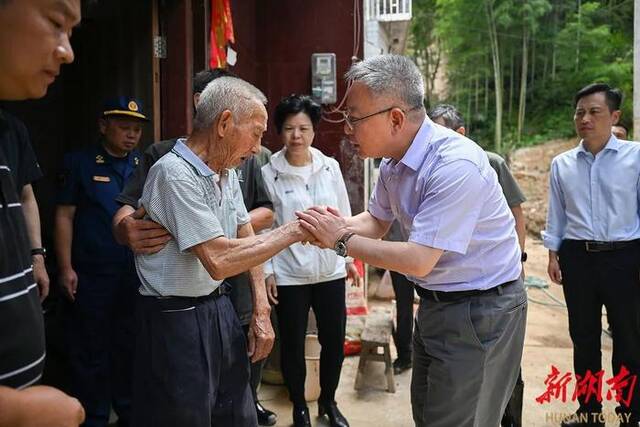 8月1日，沈晓明在资兴市州门司镇鸭公垅村看望慰问受灾群众。湖南日报图