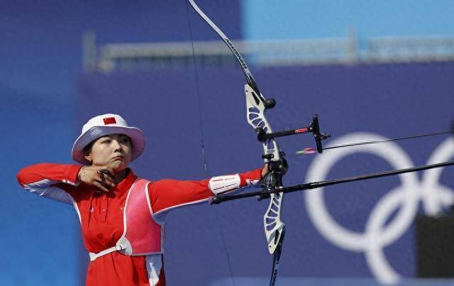 8月1日，李佳蔓在比赛中。当日，巴黎奥运会射箭女子个人淘汰赛在巴黎荣军院举行，中国选手李佳蔓晋级16强。新华社记者胡星宇摄