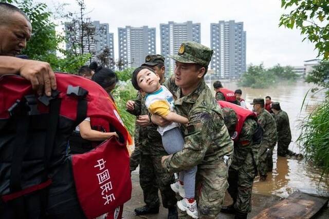 7月1日，民兵在湖南省平江县天岳街道大西村转移群众。新华社记者陈思汗摄