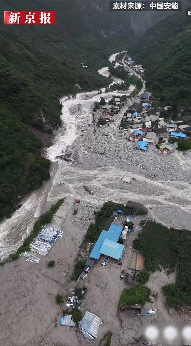 姑咱镇日地村泥石流冲下后的场景。图源：中国安能