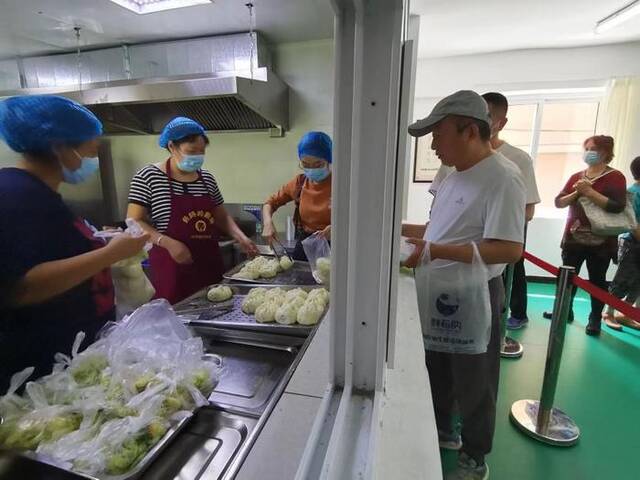 午餐时间社区食堂热闹起来。人民网王斯文摄