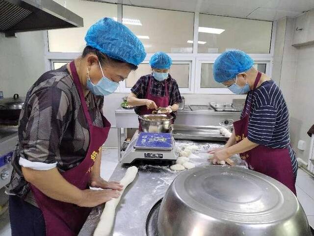 “妈妈厨房”当值志愿者正在做面食。和平新村社区供图