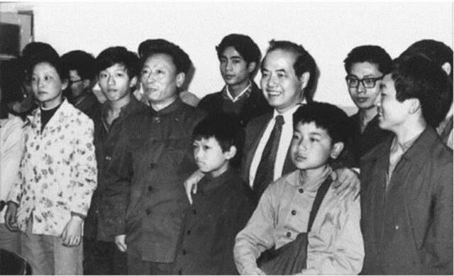 1984年，李政道与中科大少年班师生合影。中国科学技术大学上海研究院微信公号“墨子沙龙”图