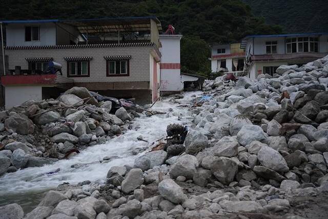 遭受泥石流袭击的日地村 