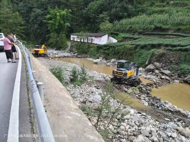 青川县相关部门在大院河沿线河道设置了9道围堰进行处置。青川县委宣传部供图