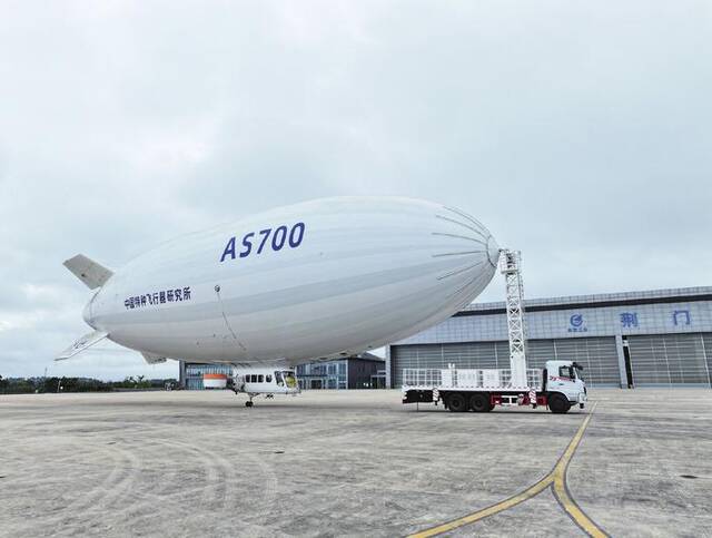 AS700载人飞艇完成首次低空旅游应用场景演示飞行