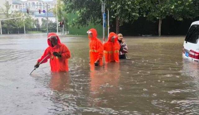 北京大兴一女子暴雨中被困车中，消防员紧急解救