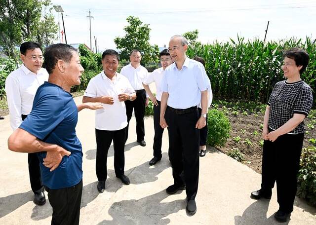 8月8日至9日，省委书记黄强到延边州调研，在珲春市杨泡乡东阿拉村与村民交流。本文图片 吉林发布图