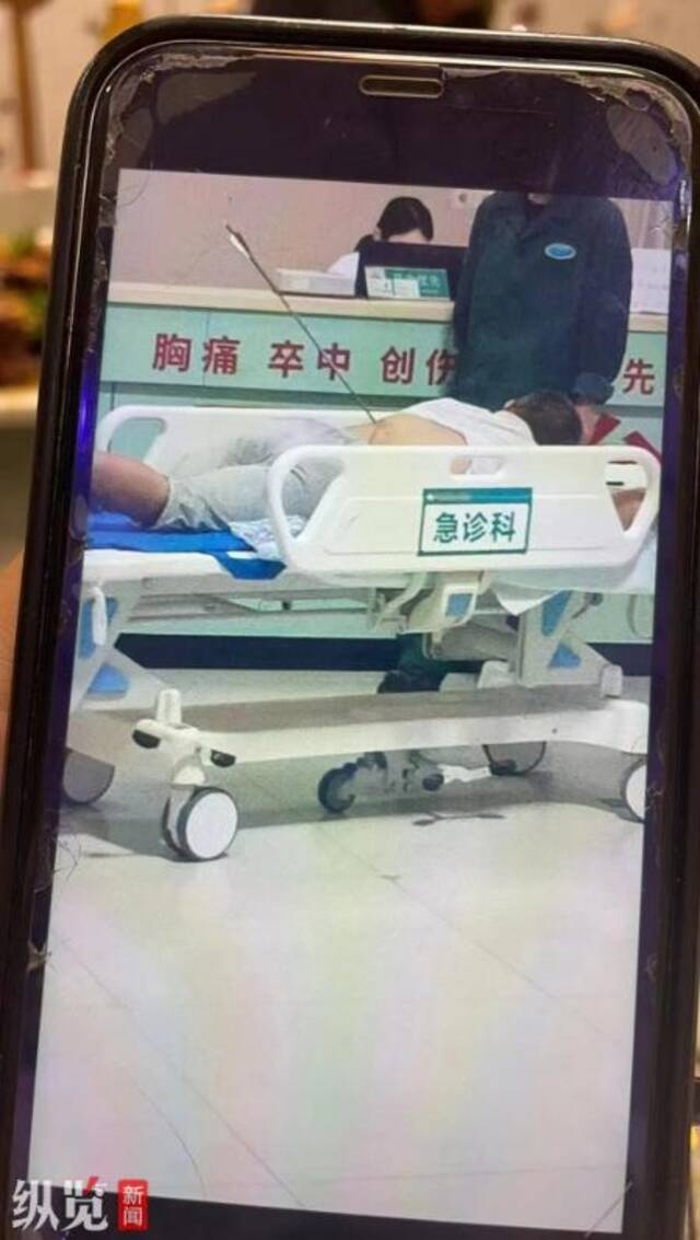 视频显示男子腰部疑似插着弓箭。（来源/网传视频截图）