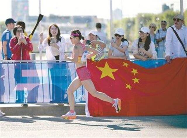 8月11日，巴黎奥运会女子马拉松比赛在巴黎举行。图为当日，中国选手白丽在比赛中。新华社记者宋彦桦摄