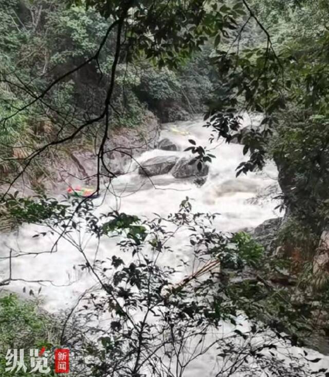 8月11日，万龙峡漂流项目涨水现场。（图源/网友提供视频截图）