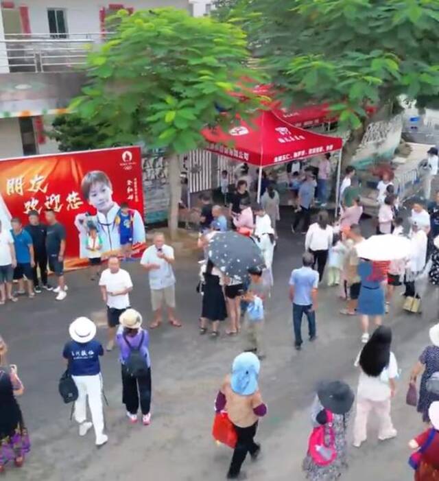 每天约有1000人到全红婵老家打卡，当地已连夜修路建停车场