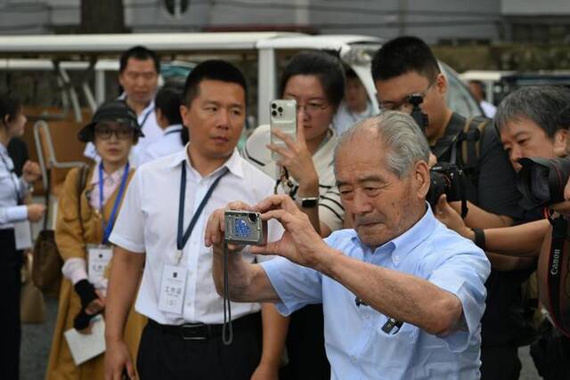 8月13日，清水英男在侵华日军第七三一部队旧址拍摄。新华社记者王松摄