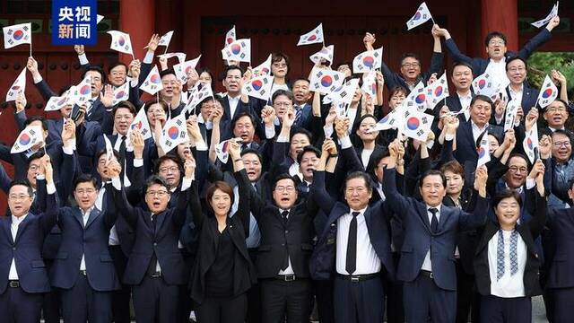 △韩国部分在野党议员15日参加光复会举行的光复节纪念仪式。