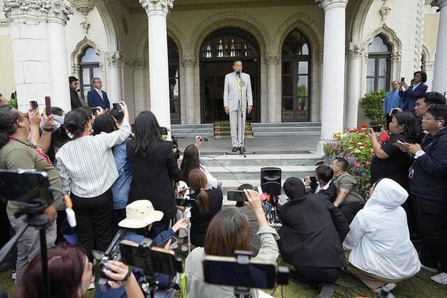 因任命“污点”官员被议员举报，泰国总理赛塔被裁定违宪，即日解职！