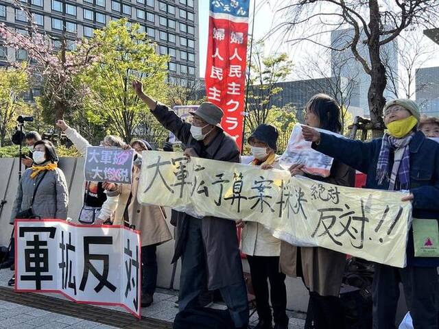 2023年3月28日，在日本东京，民众在参议院议员会馆前举行抗议活动，反对参议院当天通过“军备扩张预算”案。新华社图