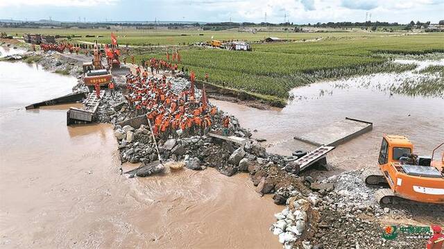 8月14日，抢险人员在内蒙古赤峰市老哈河堤防溃口现场作业。新华社记者贝赫摄