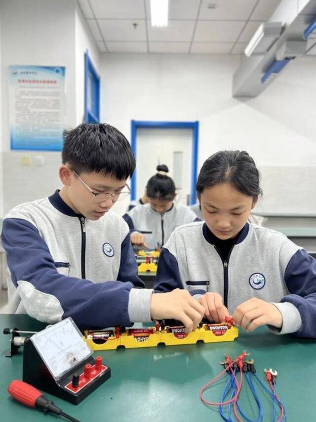 潍坊市潍城区潍州麓台学校学生在做物理实验。资料图片