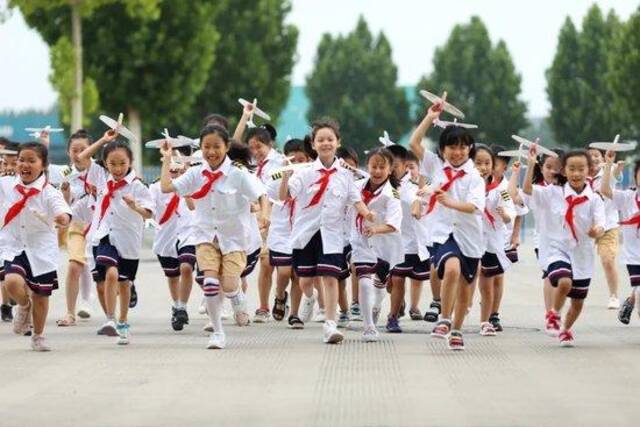 淄博市张店区小学生在齐飞航空研学基地进行暑期研学活动。资料图片