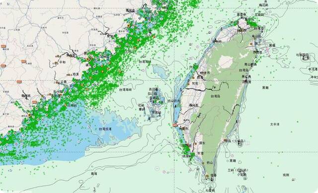 △台湾海峡航行船舶实时分布情况（绿点代表正在台湾海峡航行的船只）