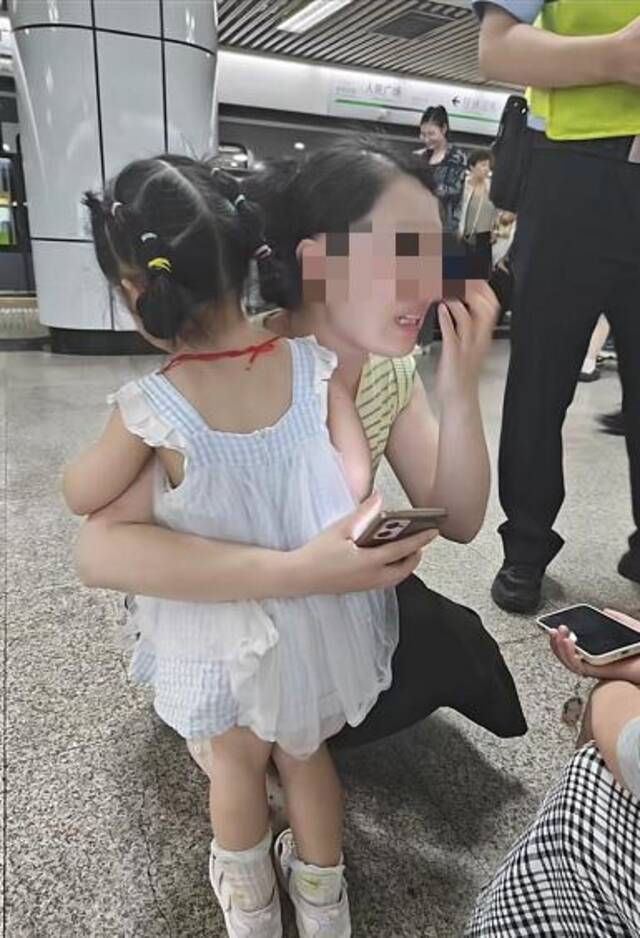 捡的小姑娘这么像我女儿？女子称6年前做过试管婴儿，只想找对方确认