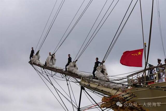 起航！海军破浪舰执行远海实习训练和访问任务