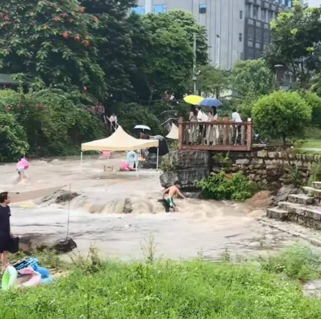 惊险！游客露营时遇涨水，“帐篷餐桌食物全被冲走”