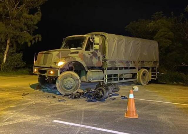 台军一辆军用大货车21日晚与摩托车发生碰撞。图自台湾《联合报》