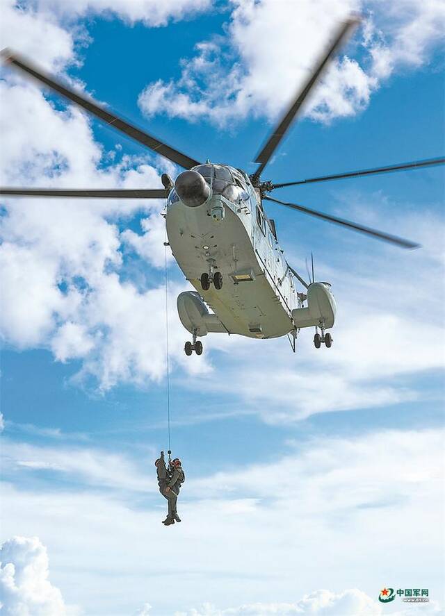 铁翼飞旋海天间——海军航空兵某团多课目训练影像