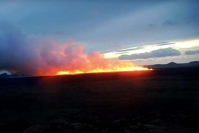 冰岛雷恰角半岛火山再次喷发