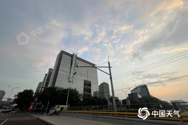 今晨，北京天空云量较多。（图：中国天气网王晓）