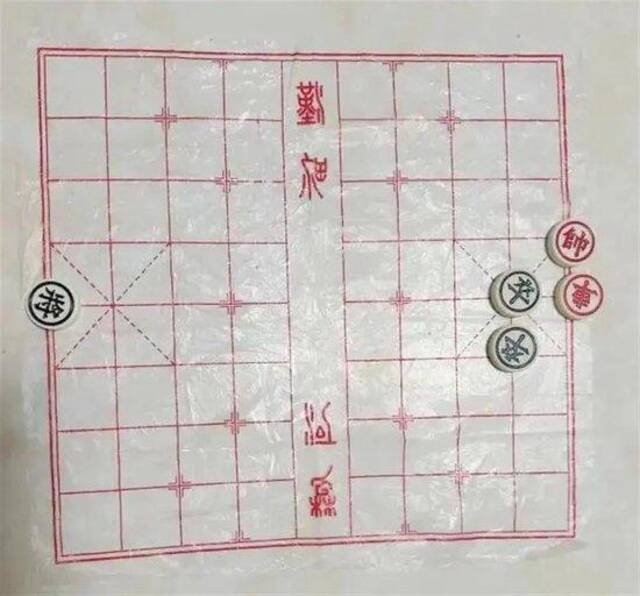 人生如棋，一步不慎满盘皆输（图片来源：大河报）