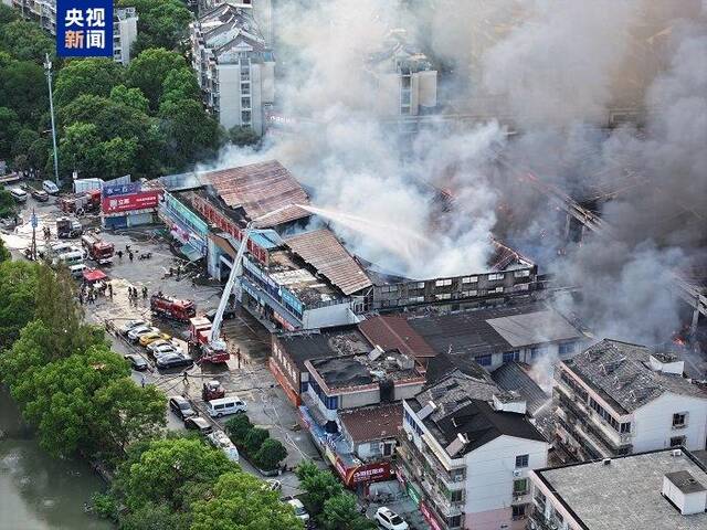 浙江宁波一装潢材料市场发生火灾 消防正在扑救