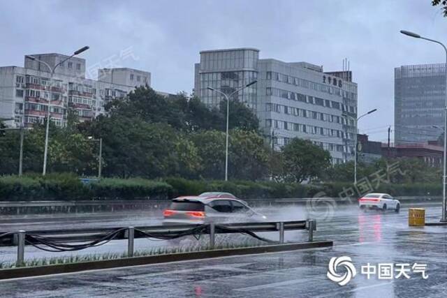 北京今晨降雨持续，道路湿滑。（图/中国天气网王晓）