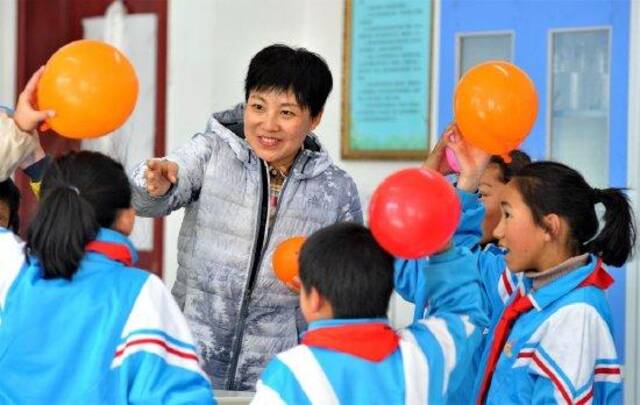 在拉萨市实验小学科学教室，来自陕西师范大学附属小学的援藏教师邢悦指导五年级学生进行“奇妙的静电”实验（2017年11月29日摄）。新华社记者张汝锋摄