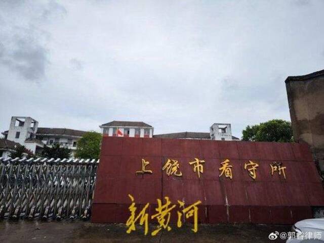 李佩霞案家属委托律师称“会见受阻”，其父发文十问“官派律师”