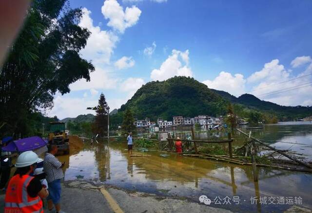 大塘镇六安村路段积水淹过路面。 忻城交通运输公众号图