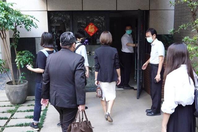 台媒：住所被搜查约4.5小时后，柯文哲被检廉单位带走约谈